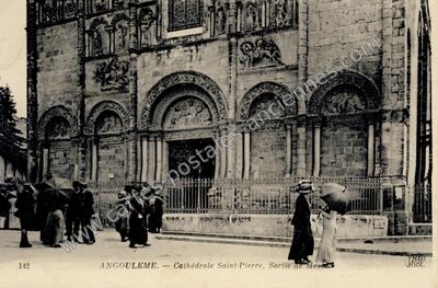 Carte postale ancienne Cathédrale Saint-Pierre, Sortie de Mess — Angoulême (Charente)