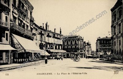 Carte postale ancienne La Place de l'Hôtel-de-Ville — Angoulême (Charente)