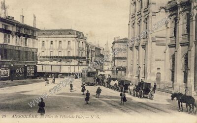 Carte postale ancienne Place de l'Hôtel-de-Ville — Angoulême (Charente)
