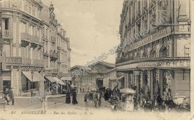 Carte postale ancienne Rue des Halles — Angoulême (Charente)