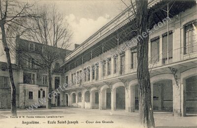 Carte postale ancienne Ecole Saint-Joseph. — Cour des Grands — Angoulême (Charente)