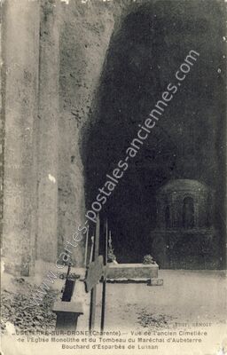 Carte postale ancienne Vue de l'ancien Cimetière de l'Eglise Monolithe et du Tombeau du Maréchal d'Aubeterre… — Aubeterre-sur-Dronne (Charente)