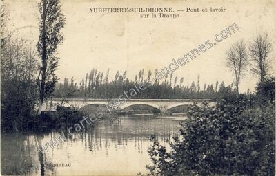 Carte postale ancienne Pont et lavoir sur la Dronne — Aubeterre-sur-Dronne (Charente)