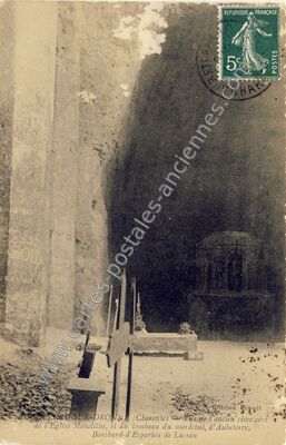 Carte postale ancienne Vue de l'ancien cimetière de l'Eglise Monolithe, et du tombeau du maréchal d'Aubeterre — Aubeterre-sur-Dronne (Charente)