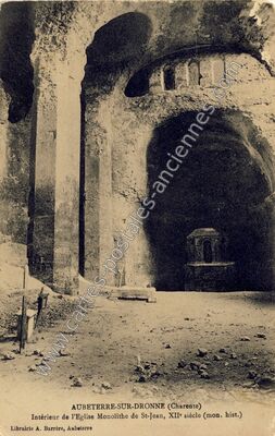 Carte postale ancienne Intérieur de l'Eglise Monolithe de St-Jean, XIIe siècle — Aubeterre-sur-Dronne (Charente)