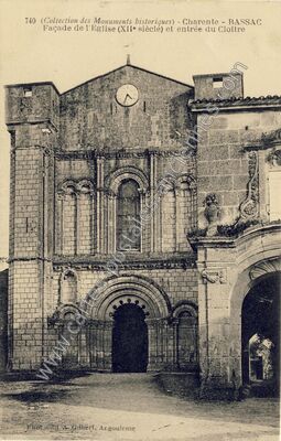 Carte postale ancienne Façade de l'Eglise (XIIe siècle) et entrée du Cloître — Bassac (Charente)