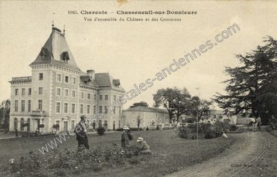 Carte postale ancienne Vue d'ensemble du Château et des Communs — Chasseneuil-sur-Bonnieure (Charente)