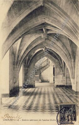 Carte postale ancienne Galerie intérieure de l'ancien Cloitre — Cognac (Charente)