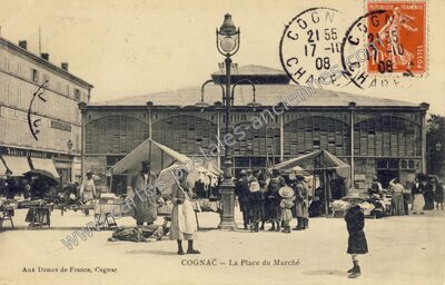 Carte postale ancienne La Place du Marché — Cognac (Charente)