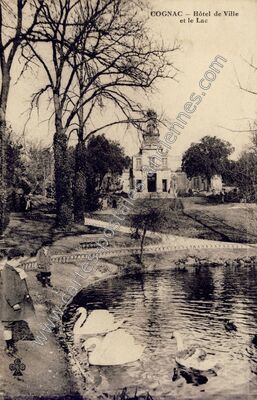 Carte postale ancienne Hôtel de Ville et le Lac — Cognac (Charente)