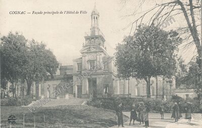 Carte postale ancienne Façade principale de l'Hôtel de Ville — Cognac (Charente)