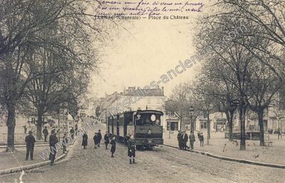 Carte postale ancienne Place du Château — Jarnac (Charente)
