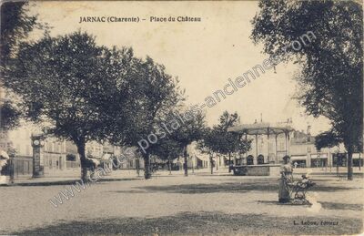 Carte postale ancienne Place du Château — Jarnac (Charente)
