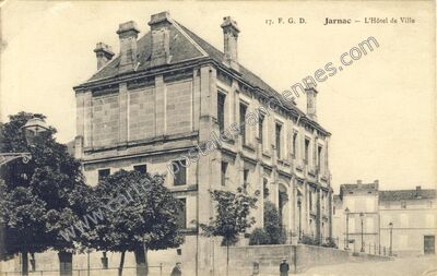 Carte postale ancienne L'Hôtel de Ville — Jarnac (Charente)