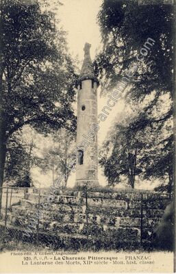 Carte postale ancienne La Lanterne des Morts, XIIe siècle - Mon. hist. classé — Pranzac (Charente)