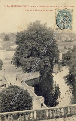 Carte postale ancienne Vue d'ensemble de la Ville et du Vieux Pont prise de la Terrasse du Château — La Rochefoucauld (Charente)