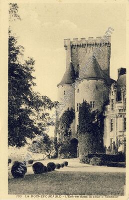 Carte postale ancienne L'Entrée dans la cour d'honneur — La Rochefoucauld (Charente)