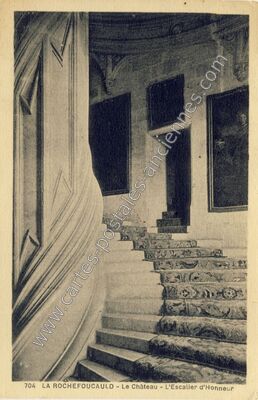 Carte postale ancienne Le Château - L'Escalier d'Honneur — La Rochefoucauld (Charente)