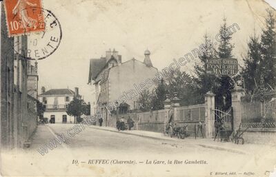 Carte postale ancienne La Gare, la Rue Gambetta — Ruffec (Charente)