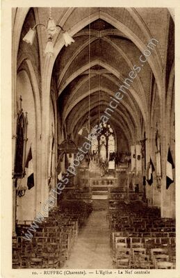 Carte postale ancienne L'Eglise - La Nef centrale — Ruffec (Charente)