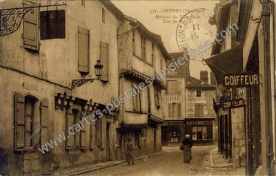 Carte postale ancienne Maisons du XXe siècle, Rue du Marché — Ruffec (Charente)