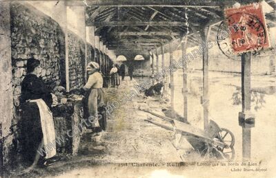 Carte postale ancienne Lavoir sur les bords du Lien — Ruffec (Charente)