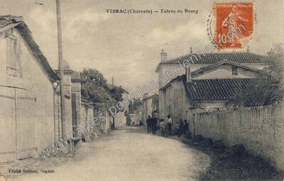 Carte postale ancienne Entrée du Bourg — Vibrac (Charente)
