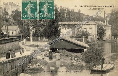 Carte postale ancienne Le Lavoir public — Châteauneuf-sur-Charente (Charente)