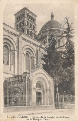 Carte postale ancienne Entrée de la Cathédrale St-Pierre, par le Rempart Desaix — Angoulême (Charente)