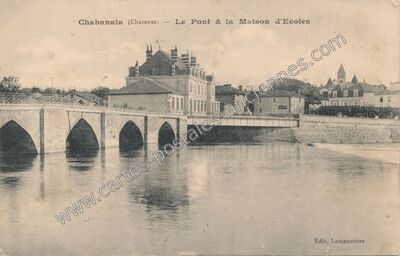 Carte postale ancienne Le Pont & la Maison d'Ecoles — Chabanais (Charente)