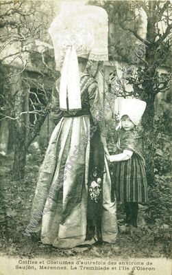 Carte postale ancienne Coiffes et Costumes — Non Localisée (Charente-Maritime)