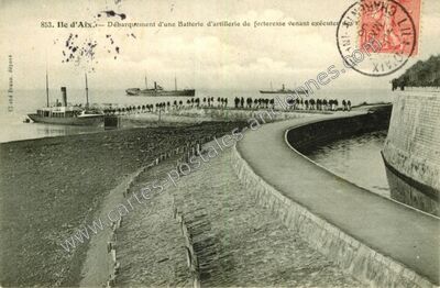Carte postale ancienne Débarquement d'une Batterie d'artillerie de forteresse — Île-d'Aix (Charente-Maritime)