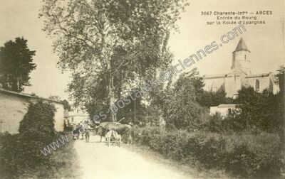 Carte postale ancienne Entrée du Bourg sur la Route d'Épargnes — Arces (Charente-Maritime)