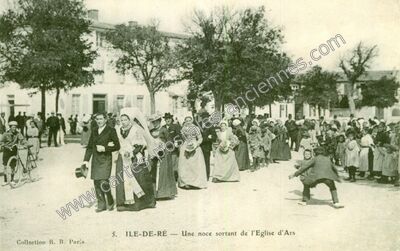 Carte postale ancienne Une noce sortant de l'Eglise d'Ars — Ars-en-Ré (Charente-Maritime)