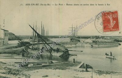Carte postale ancienne Le Port — Bateau abattu en carène dans le bassin à flot — Ars-en-Ré (Charente-Maritime)