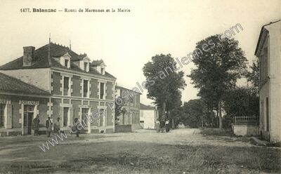 Carte postale ancienne Route de Marennes et la Mairie — Balanzac (Charente-Maritime)