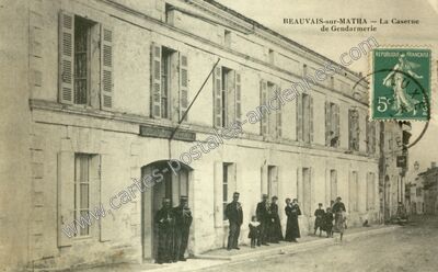 Carte postale ancienne La Caserne de Gendarmerie — Beauvais-sur-Matha (Charente-Maritime)