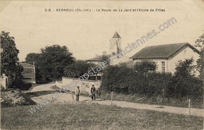 Carte postale ancienne La Route de La Jard et l'Ecole de Filles — Berneuil (Charente-Maritime)