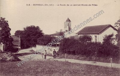 Carte postale ancienne La Route de La Jard et l'Ecole de Filles — Berneuil (Charente-Maritime)