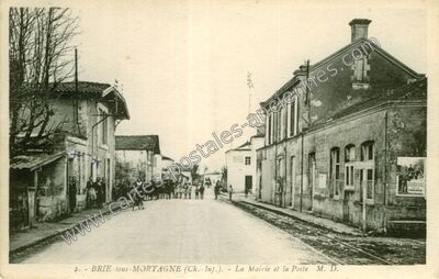 Carte postale ancienne La Mairie et la Poste — Brie-sous-Mortagne (Charente-Maritime)