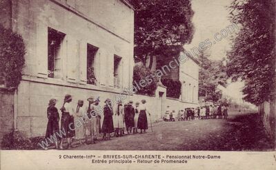 Carte postale ancienne Pensionnat Notre-Dame Entrée principale - Retour de Promenade — Brives-sur-Charente (Charente-Maritime)