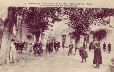 Carte postale ancienne Pensionnat Notre-Dame, Cour de récréations des Pensionnaires — Brives-sur-Charente (Charente-Maritime)