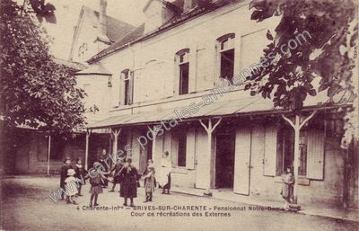 Carte postale ancienne Pensionnat Notre-Dame, Cour de récréations des Externes — Brives-sur-Charente (Charente-Maritime)
