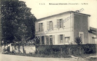 Carte postale ancienne La Mairie — Brives-sur-Charente (Charente-Maritime)