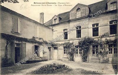 Carte postale ancienne Pensionnat Notre Dame - La Cour d'Honneur — Brives-sur-Charente (Charente-Maritime)