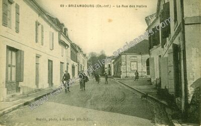 Carte postale ancienne La Rue des Halles — Brizambourg (Charente-Maritime)