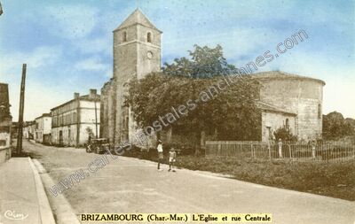 Carte postale ancienne L'Eglise et rue Centrale — Brizambourg (Charente-Maritime)