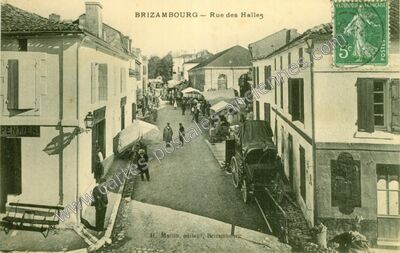 Carte postale ancienne Rue des Halles — Brizambourg (Charente-Maritime)