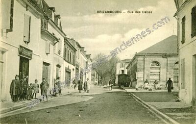 Carte postale ancienne Rue des Halles — Brizambourg (Charente-Maritime)