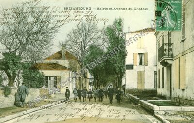 Carte postale ancienne Mairie et Avenue du Château — Brizambourg (Charente-Maritime)